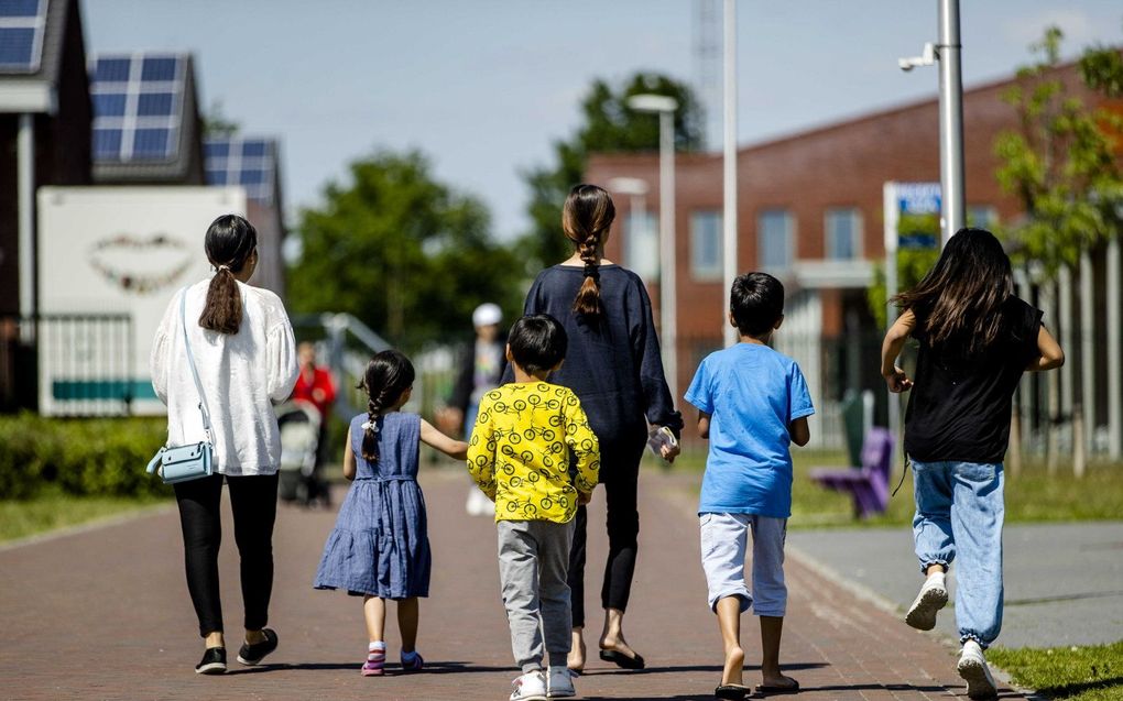 Vreemdelingen in het opvangcentrum voor asielzoekers in Ter Apel. beeld ANP, Sem van der Wal