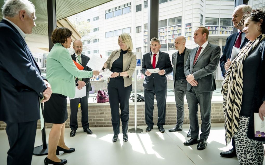 Vertegenwoordigers van Federatie Armeense Organisaties Nederland (FAON), bieden op 19 april een petitie aan voor de erkenning van de Armeense Genocide.