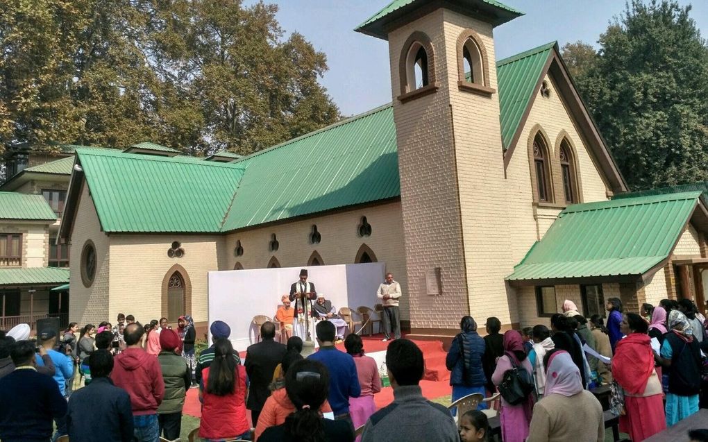 Kerkgangers komen bijeen bij een kerk in Kasjmir, India. beeld Majid Maqbool