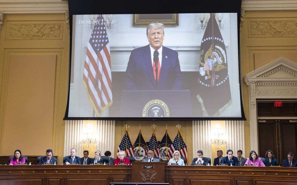 Oud-president Donald Trump op een groot scherm maandag tijdens de tweede zitting van de commissie die de Capitoolrellen onderzoekt. beeld EPA