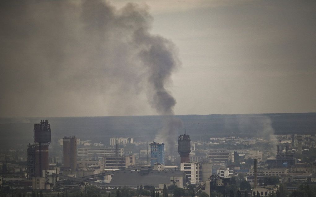 Rook boven Severodonetsk. beeld AFP, ARIS MESSINIS