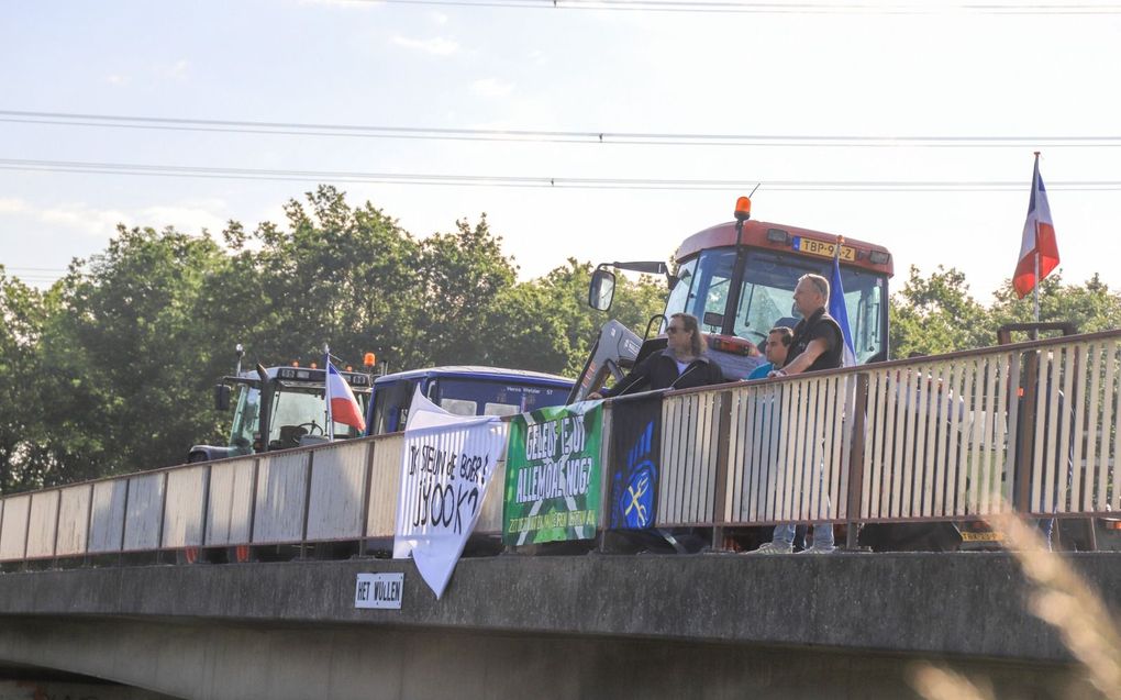 Een groepje boeren hing maandagavond spandoeken op boven de A35 bij Hengelo (Overijssel) met leuzen als: „Ik steun de boeren, jij ook?” beeld ANP/Hollandse Hoogte/GinoPress