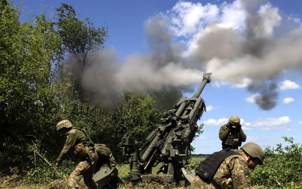 Oekraïense strijdkrachten vuren met een M777-houwitzer aan het front in de Donbas. Het wapentuig is recent geleverd door een westers land.  beeld EPA/STR