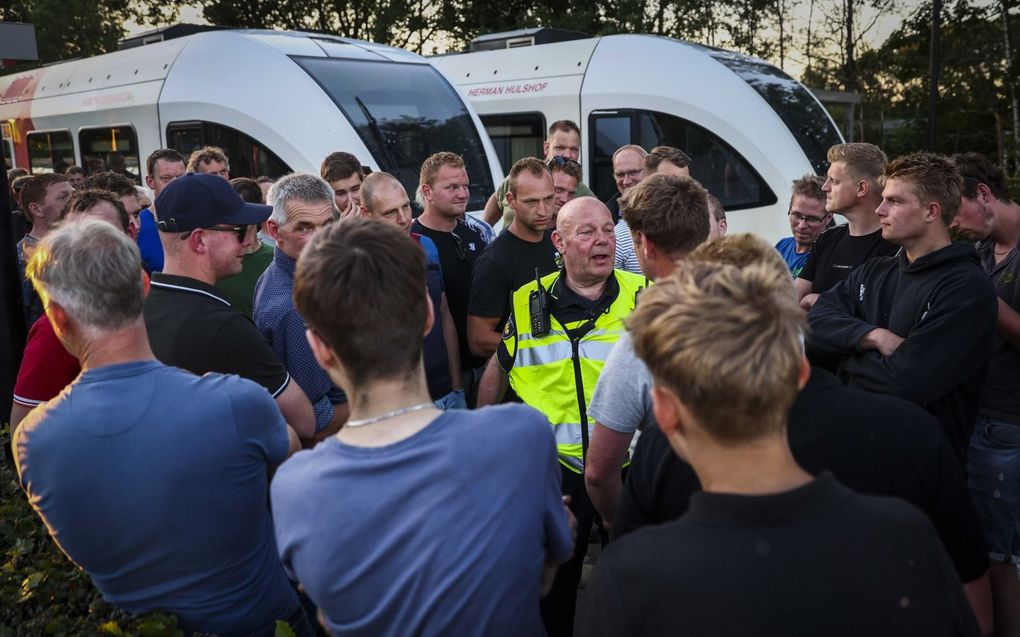 Boze boeren demonstreerden dinsdagavond in de Achterhoek tegen het stikstofbeleid door bij het station Lievelde twee dieseltreinen aan de ketting te leggen en de spoorbaan te blokkeren. beeld ANP, Vincent Jannink
