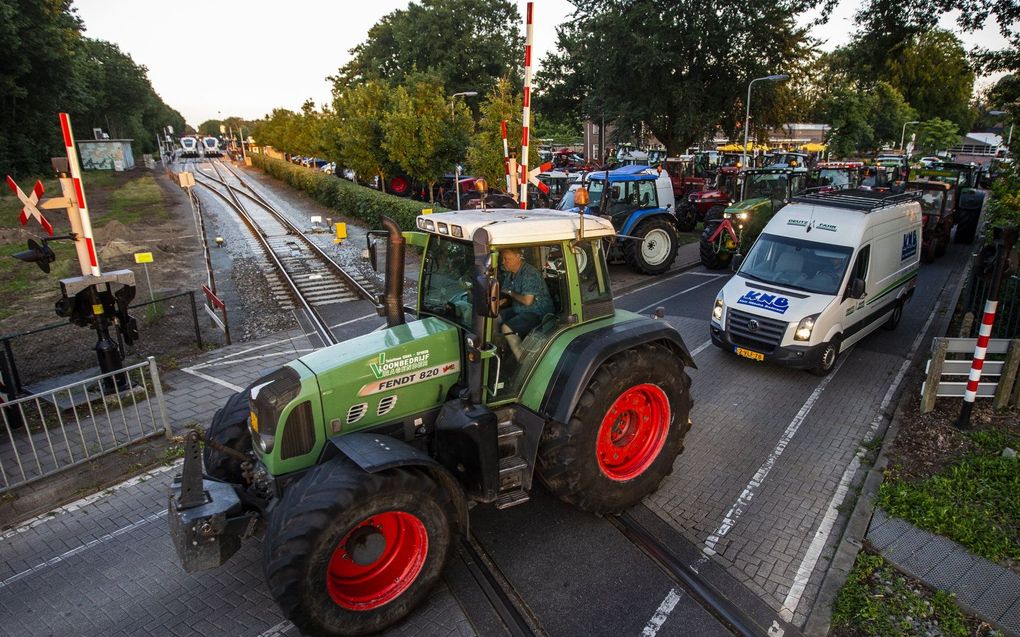 Achterhoekse boeren hebben het treinverkeer stilgelegd op de spoorlijn tussen Winterswijk en Zutphen. Bij het station van Lievelde werden twee treinen aan de ketting gelegd, omdat deze op diesel rijden. beeld ANP, Vincent Jannink