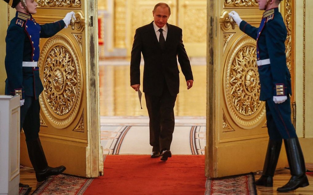 De Russische president Vladimir Poetin loopt een hal in het Kremlin in Moskou binnen. BEELD AFP, SEergei Ilnitski