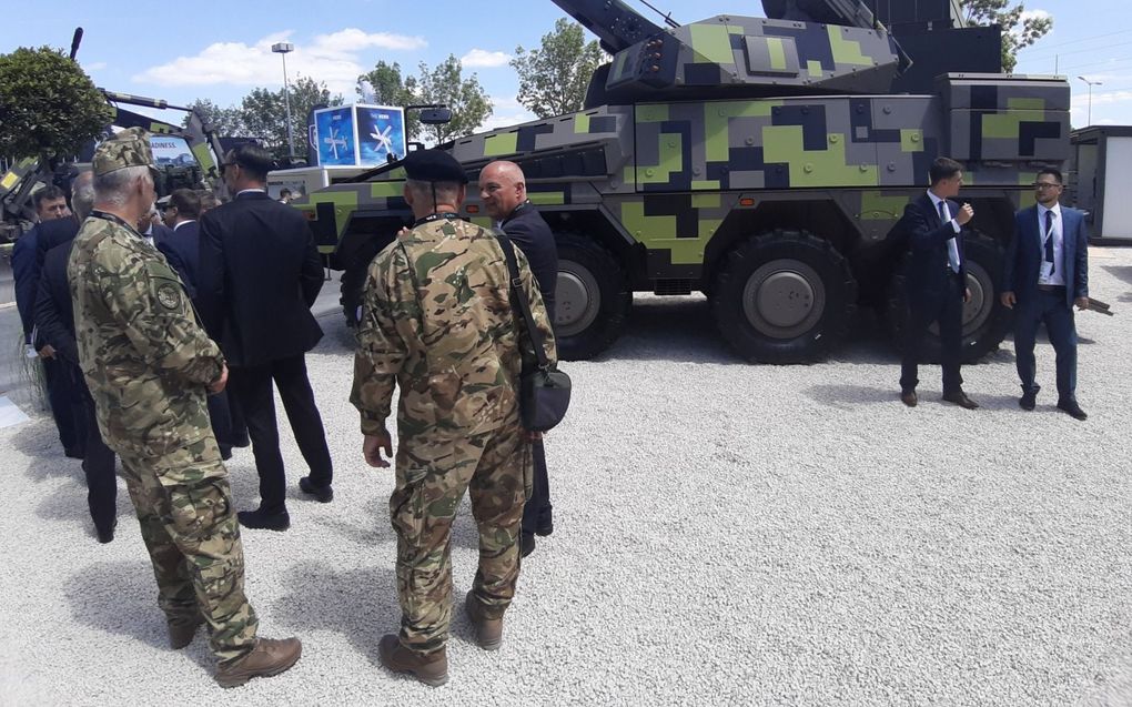 Camouflage tijdens Eurosatory in Parijs. Na vier jaar afwezigheid is de tweejaarlijkse defensiebeurs na de coronapandemie terug en groter dan ooit tevoren. beeld TekstPast