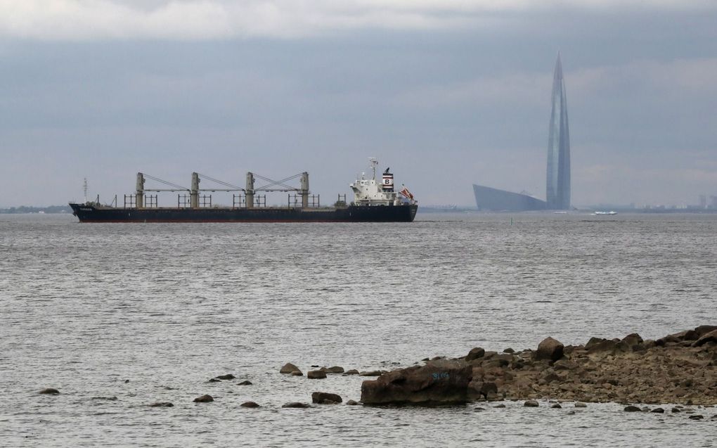 Het hoofdkantoor van het Russische staatsgasbedrijf Gazprom (achtergrond) staat aan de Nevabaai in Sint Petersburg (achtergrond).  beeld EPA, Anatoly Maltsev