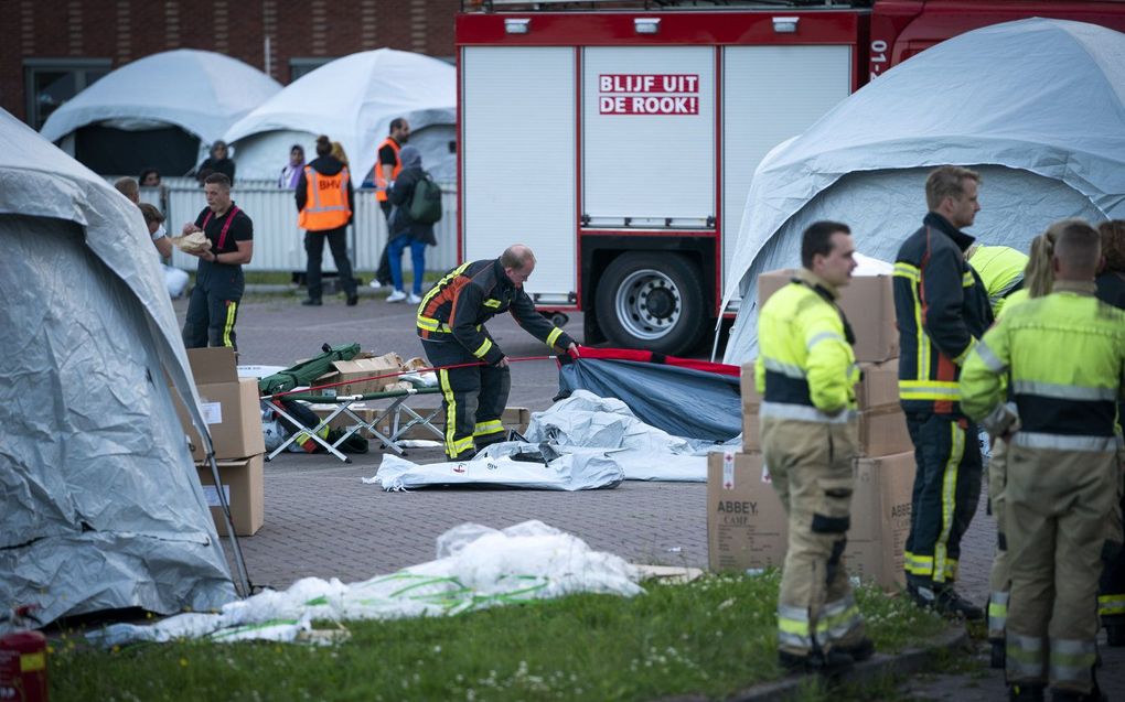 Het Rode Kruis zette eerder deze week vijftig extra tenten neer bij het aanmeldcentrum van het Centraal Orgaan Asielzoekers (COA) in Ter Apel. In de vijftig tenten kunnen tweehonderd mensen slapen. beeld ANP, Jeroen Jumelet