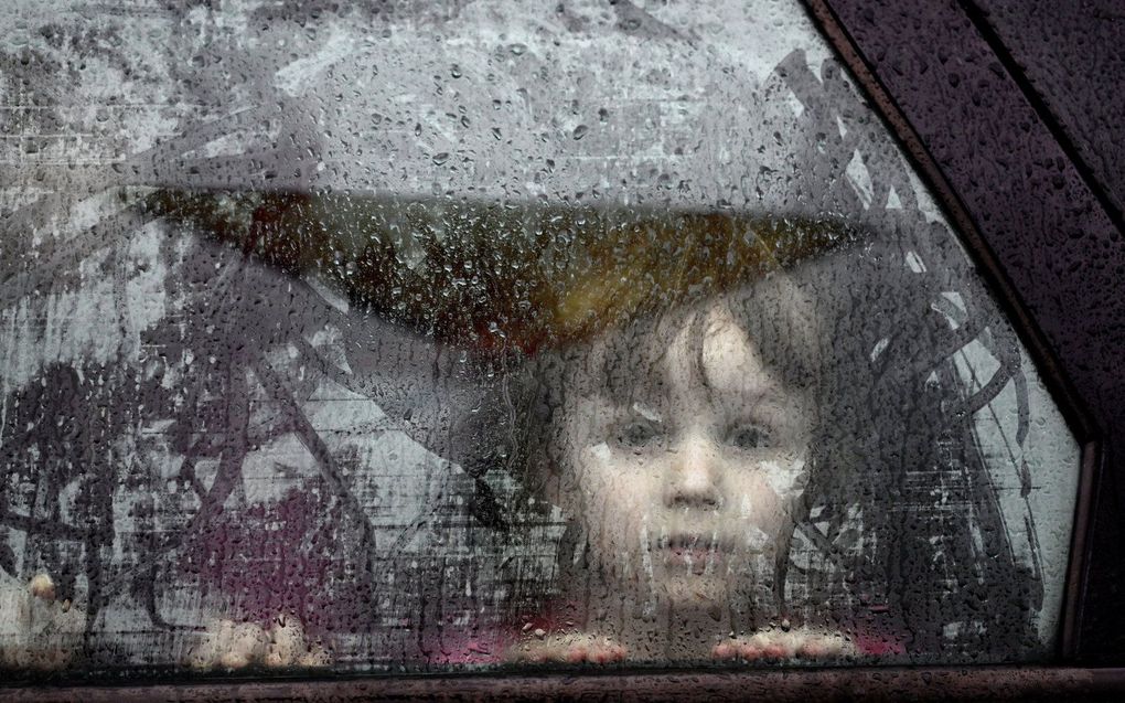 Een kind uit Oekraïne op de vlucht. beeld EPA, Darek Delmanowicz