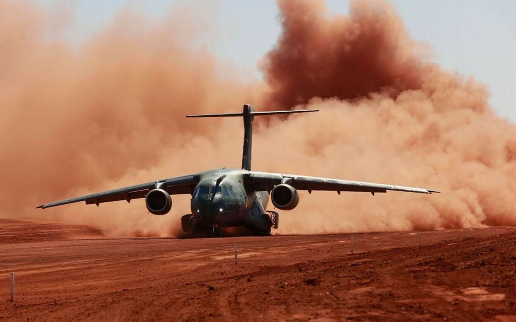 De Koninklijke Luchtmacht koopt vijf nieuwe transporttoestellen bij de Braziliaanse vliegtuigfabrikant Embraer.   beeld Defensie