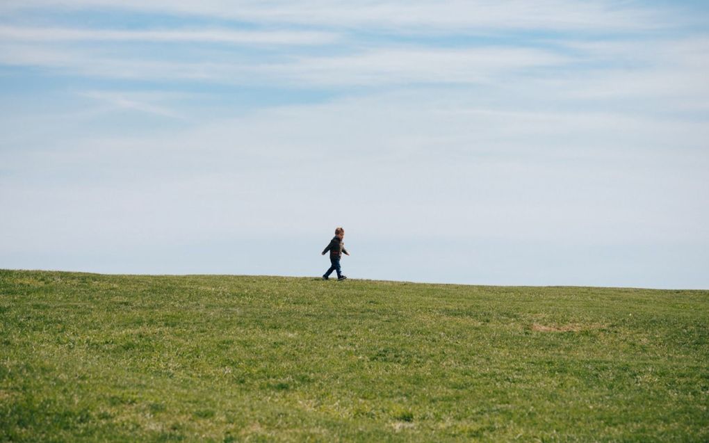 „Een belangrijke buffer die helpt bij het voorkomen of beëindigen van onveiligheid in het gezin is een solidaire gemeenschap rond gezinnen.” beeld Unsplash, Kelly Sikkema