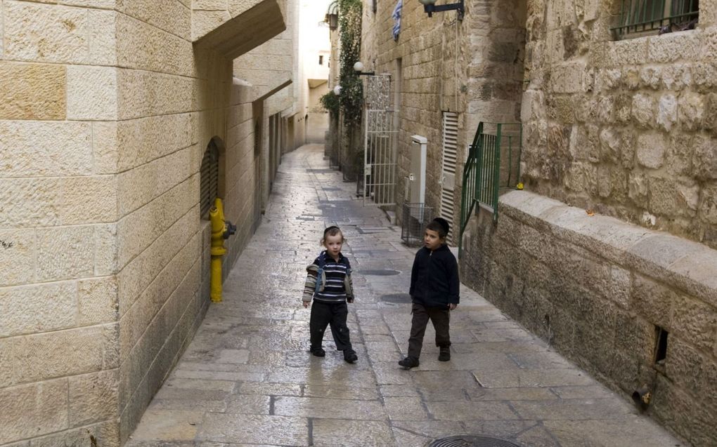 Kinderen spelen in de Oude Stad van Jeruzalem. Naar schatting één op de vijf zwangerschappen in Israël eindigt in abortus. beeld AFP, Ahmad Gharabli