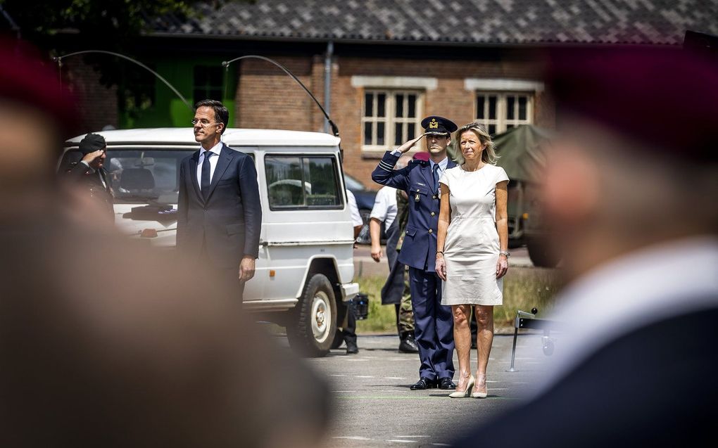 Minister-president Mark Rutte en minister Kasja Ollongren van Defensie tijdens hun aanwezigheid van een bijeenkomst van veteranen van Dutchbat-III in de Oranjekazerne in Schaarsbergen. beeld ANP, REMKO DE WAAL