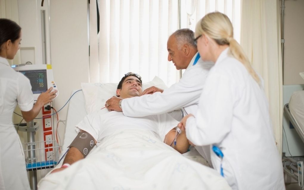 „Patiënten krijgen te maken met veel verschillende zorgverleners, zeker tijdens een opname in een ziekenhuis.” beeld iStock