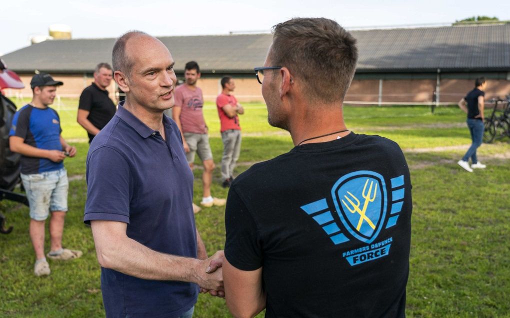 Bezorgde boeren bezochten vorige week een avond van de ChristenUnie in Renswoude. Gert-Jan Segers praat met leden tijdens een bezoek aan Boerderij Klein Ubbeschoten. beeld ANP JEROEN JUMELET