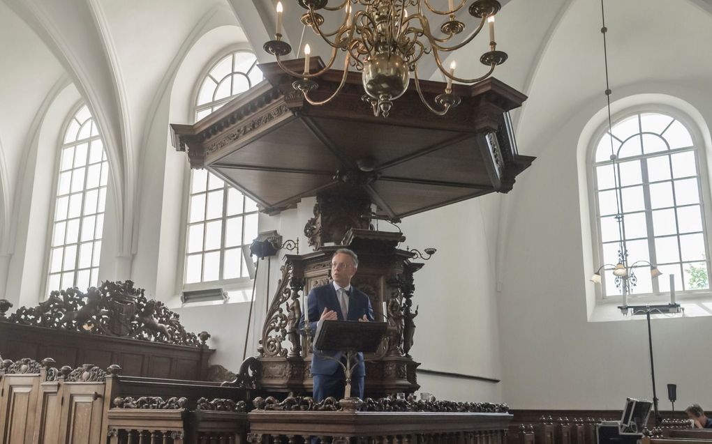 De Mariakerk in Uithuizermeeden is vrijdag overgedragen aan Stichting Oude Groninger Kerken. René Paas, commissaris van de Koning in de provincie Groningen, stelde in zijn toespraak dat „je niet religieus hoeft te zijn om aan de kerken gehecht te zijn. beeld Duncan Wijting