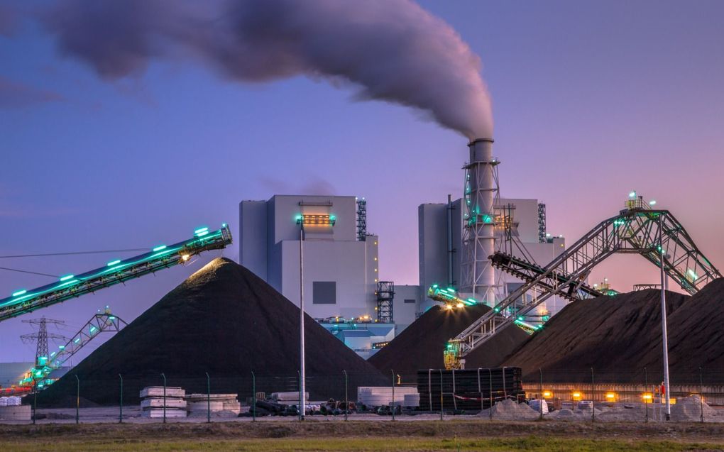 De kolencentrale in de Eemshaven mag weer op vol vermogen aan de slag.   beeld iStock