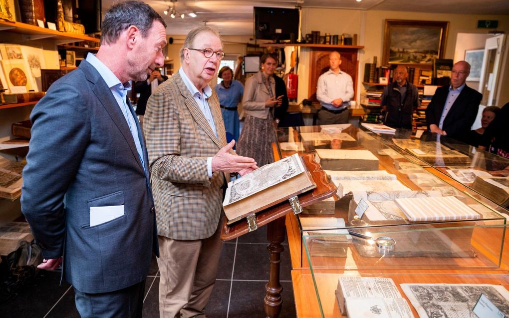 De consul-generaal van Nederland in de Verenigde Staten, Dirk Janssen (l.), overhandigde dinsdag officieel een Van Ravensteynbijbel uit de VS aan Wim van ’t Zelfde (r.) van het Statenbijbelmuseum in Leerdam. beeld Cees van der Wal