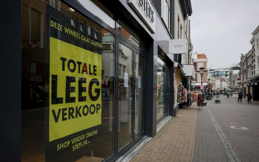 Opheffingsuitverkoop bij een winkel in de binnenstad van Utrecht. beeld ANP, Robin van Lonkhuijsen