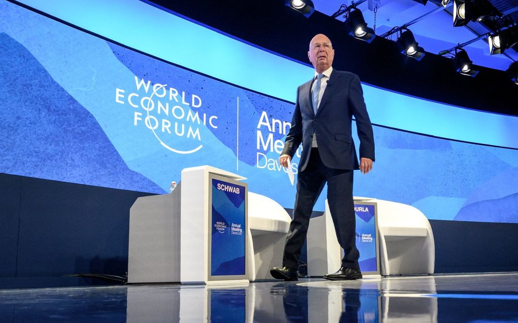 Oprichter en voorzitter van het Wereld Economisch Forum Klaus Schwab arriveert op het podium tijdens de jaarlijkse bijeenkomst van het Wereld Economisch Forum (WEF) in Davos, op 25 mei 2022. beeld AFP, Fabrice COFFRINI
