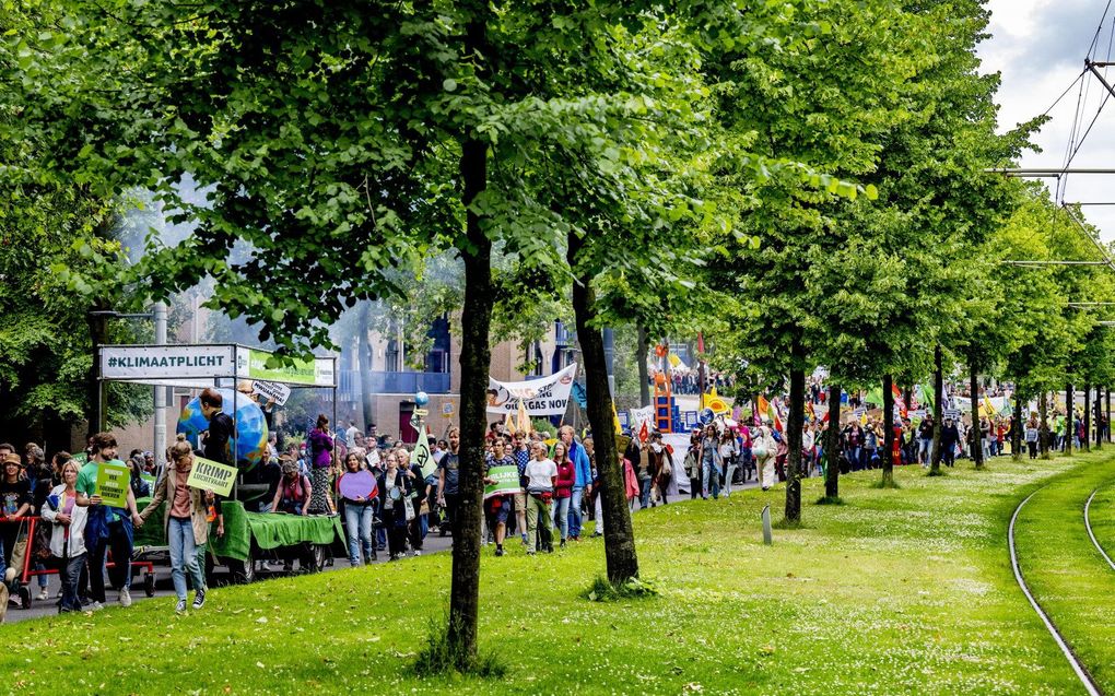 Kerkelijke gemeenten en parochies namen in juni deel aan de klimaatmarsen op diverse plekken in het land, aldus de Raad van Kerken. Foto: klimaatmars in Rotterdam. beeld ANP, Robin Utrecht