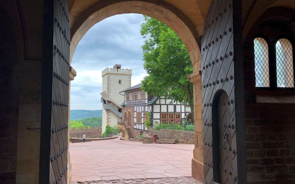 Zicht op de binnenplaats van kasteel de Wartburg. Hier vertaalde Luther het Nieuwe Testament in het Duits. beeld RD