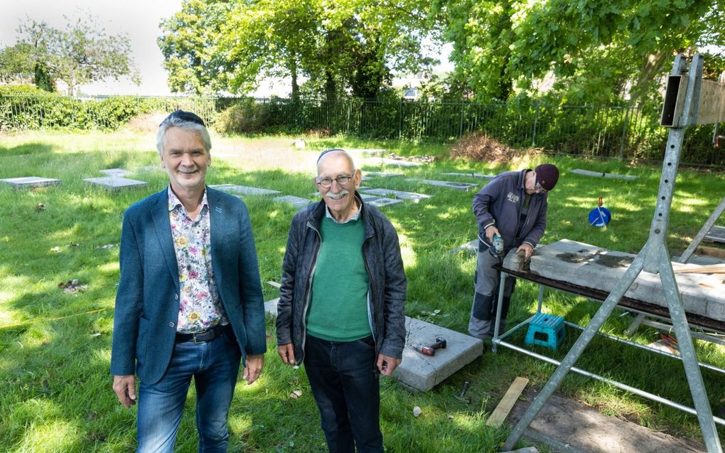 De bestuursleden Groenewegen (l.) en Storm van Stichting Joods Westland. De stichting zamelde geld in voor renovatie van de begraafplaats in Naaldwijk. beeld RD, Anton Dommerholt