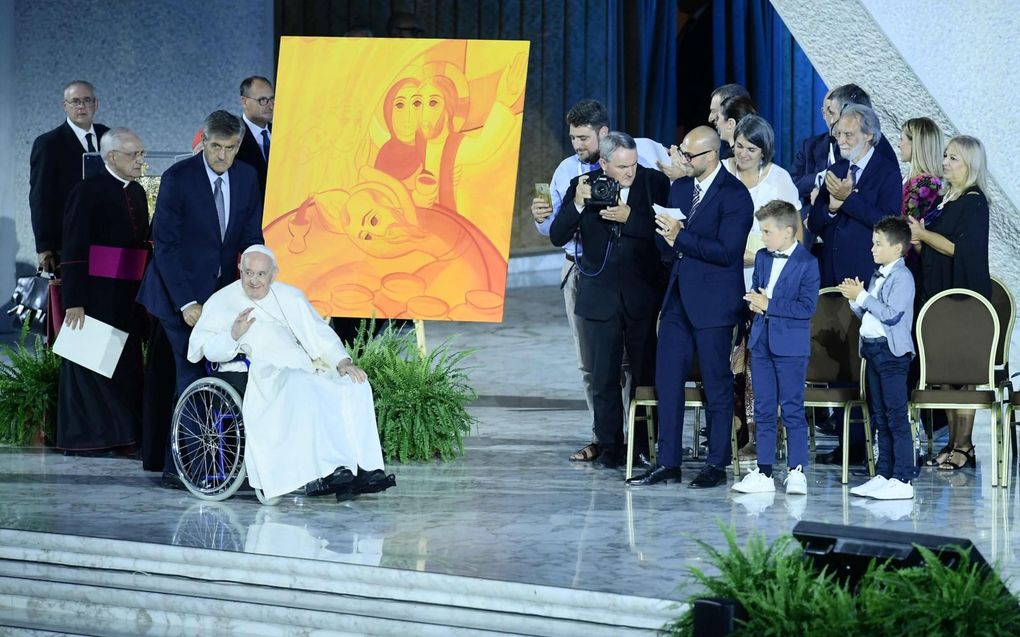 Paus Franciscus moet zich vanwege knieproblemen per rolstoel laten verplaatsen. Van terugtreden lijkt hij echter nog niet te willen weten. beeld AFP, Filippo Monteforte