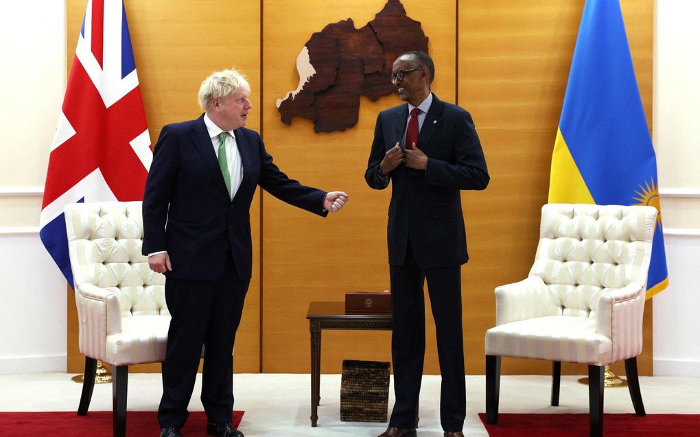 De Britse premier Johnson ontmoet de Rwandese president Paul Kagame. beeld AFP, Dan Kitwood