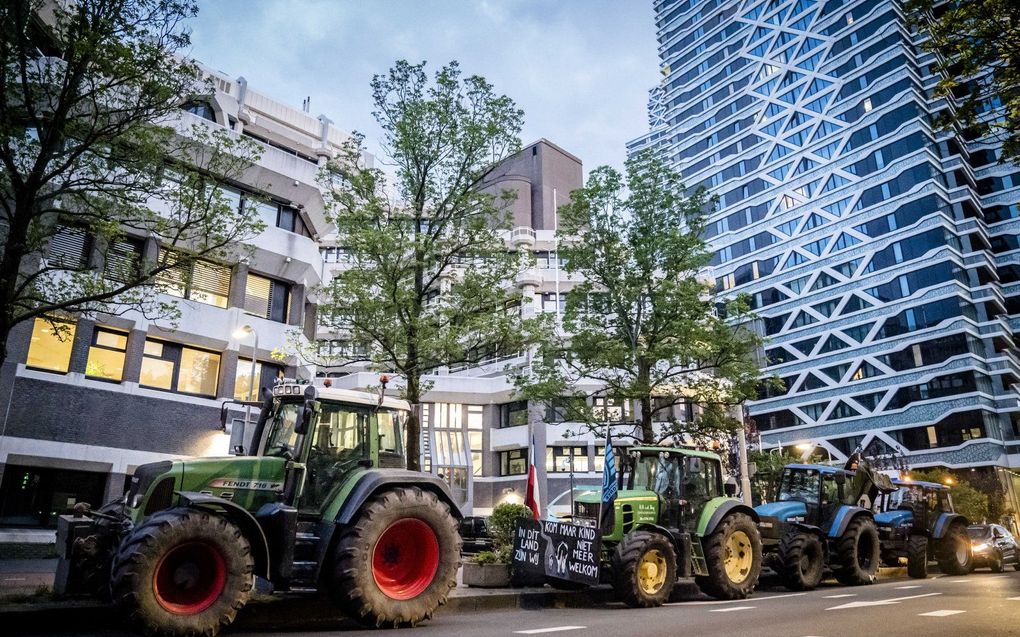 Tractoren van demonstrerende boeren voor het gebouw van de Tweede Kamer, tijdens een debat over het stikstofbeleid. beeld ANP BART MAAT
