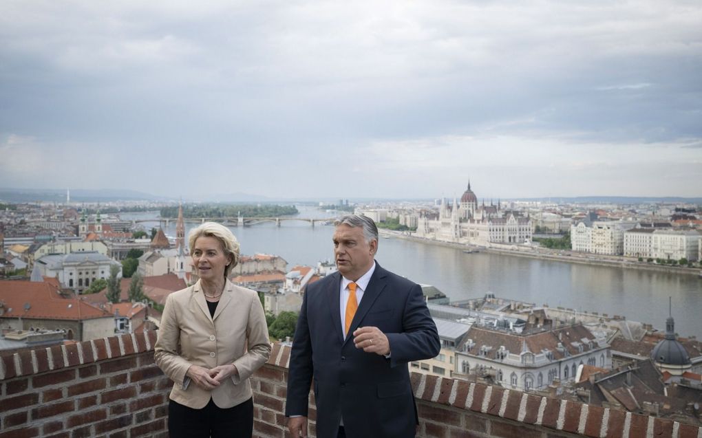 De Hongaarse premier Viktor Orban (r.) met voorzitter van de Europese Commissie Ursula von der Leyen in Boedapest. beeld EPA, Vivien Benko Cher