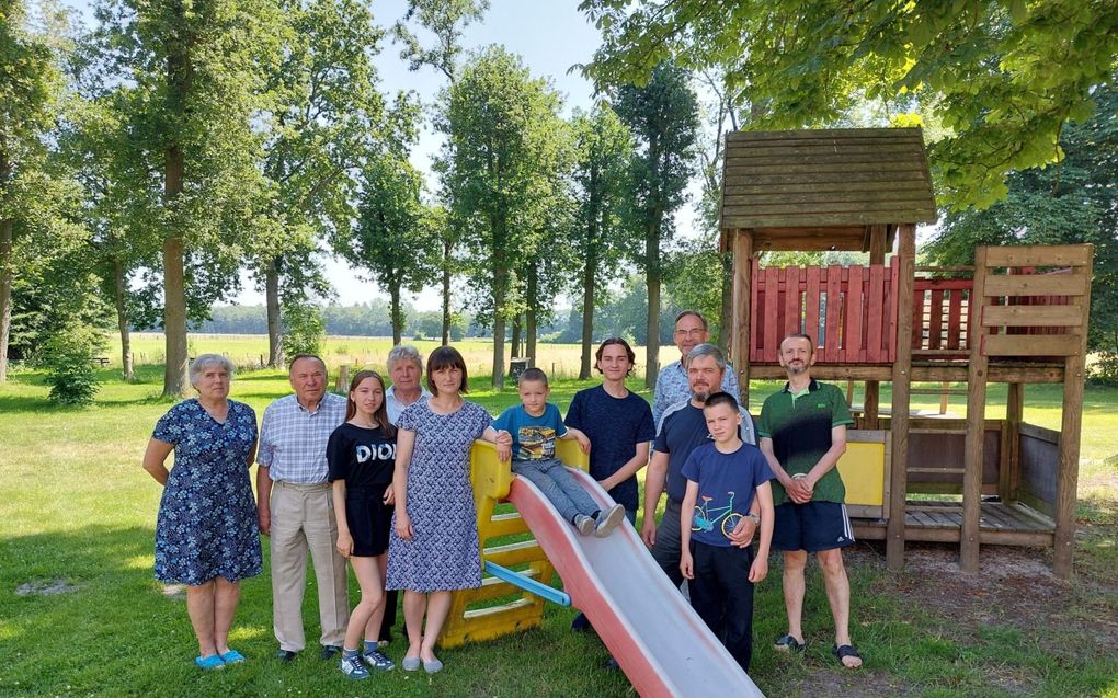 Vluchtelingen op het landgoed van de NEM in Nijkerk. V.l.n.r.: Nina, Leoniid, Sofia, Alla, Svitlana, Michail, Ivan, Wouter, Oleksii, Viktor en Zaur. beeld Bastiaan van Soest