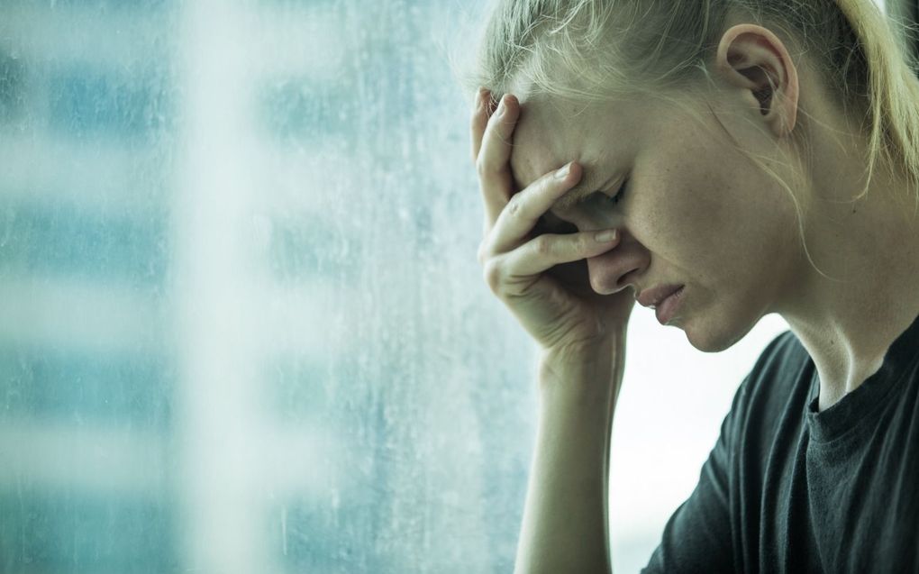 Na het verlies van een man of vrouw kan lotgenotencontact heel waardevol zijn. De afgebeelde persoon komt niet voor in het artikel. beeld iStock