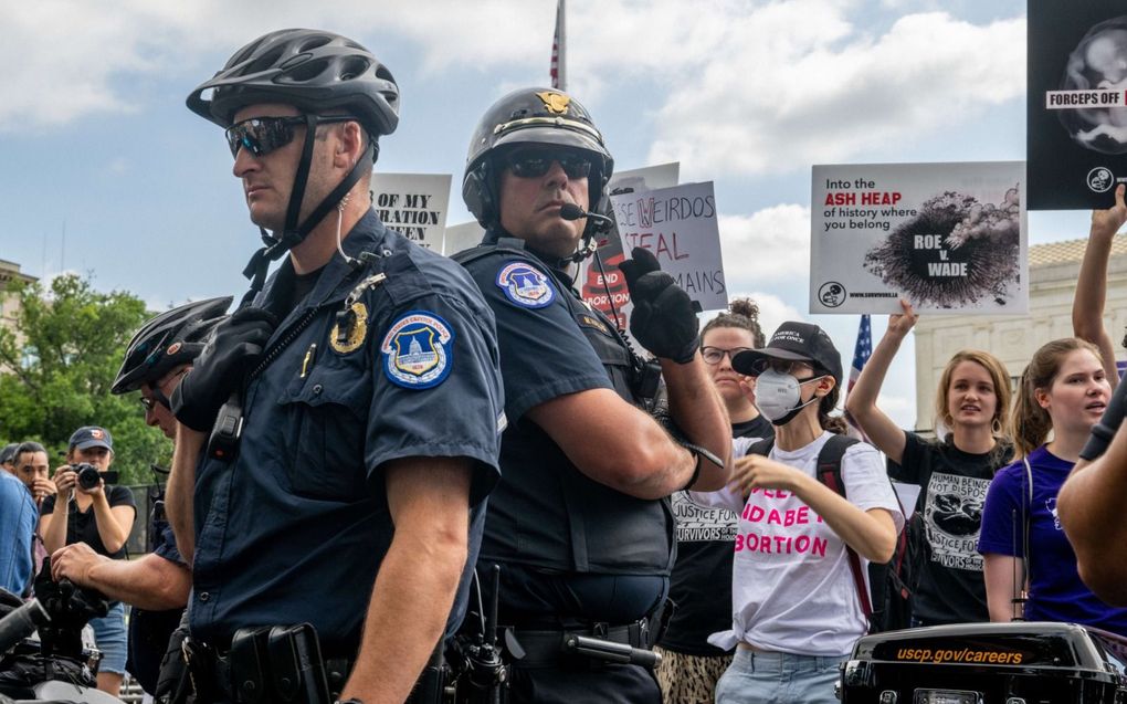 Na de beslissing van het hooggerechtshof gingen vrijdag voor- en tegenstanders in Washington de straat op om hun blijdschap of ongenoegen te uiten. beeld AFP, Brandon Bell