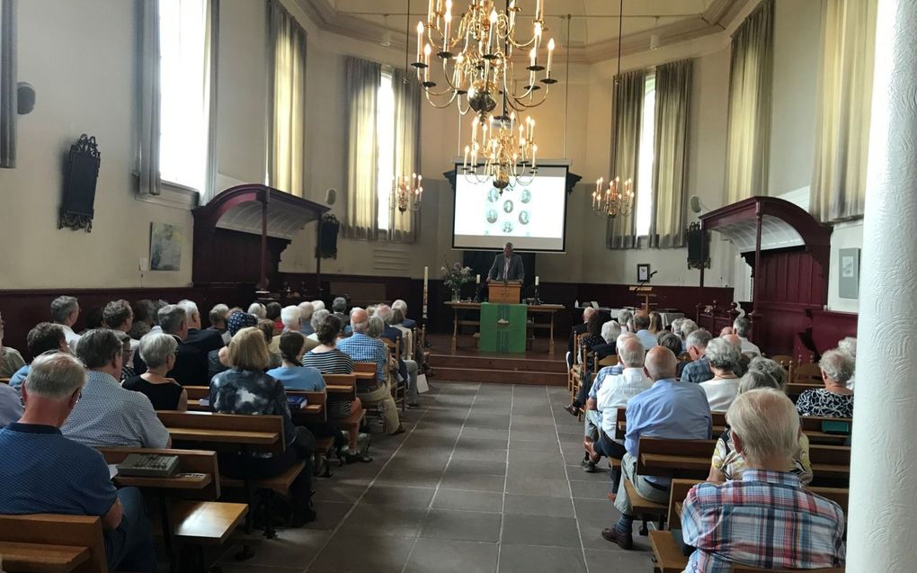 Dr. Jan Dirk Wassenaar gaf zaterdag in Scharnegoutum een lezing over zijn boek over Anna Noordmans en Hantje van Dijk. beeld Klaas van der Zwaag