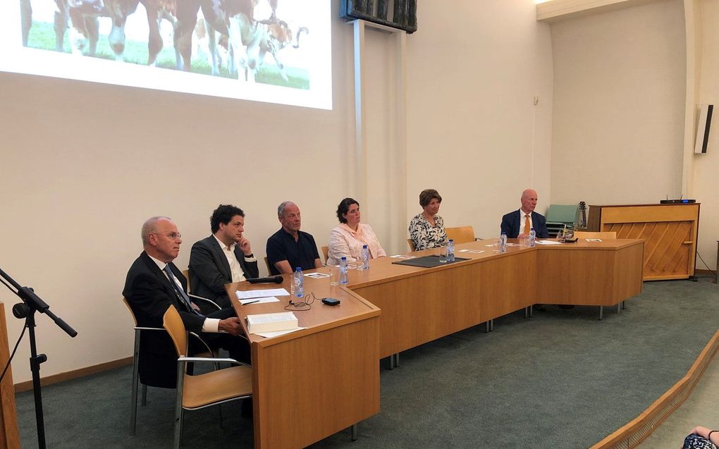 Sprekers tijdens het symposium. V.l.n.r.: Wim Hanekamp, ds. Jorne den Boer en diens vader Peter, boerin Christianne Hennipman, landbouwwetenschapper Annet Velthuis en voorzitter van het coöperatieve kenniscentrum Zegveld Kees Slingerland. beeld RD