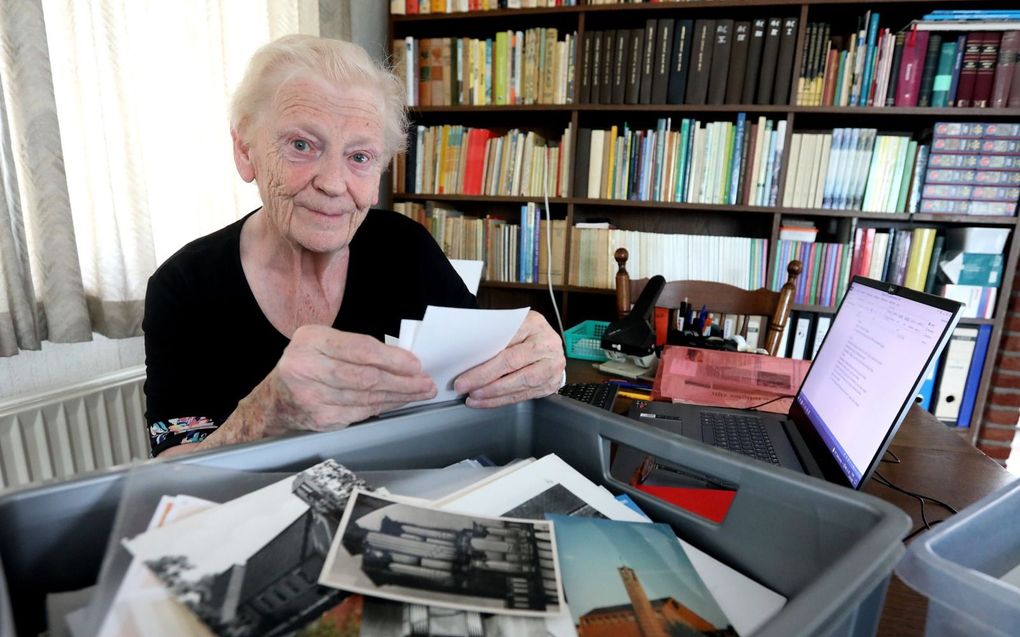 G. van der Laan-de Boer (84) uit het Drentse Nieuw-Amsterdam verzamelde onder meer duizenden foto’s van christelijke gereformeerde predikanten en kerkgebouwen. beeld Jacob Melissen