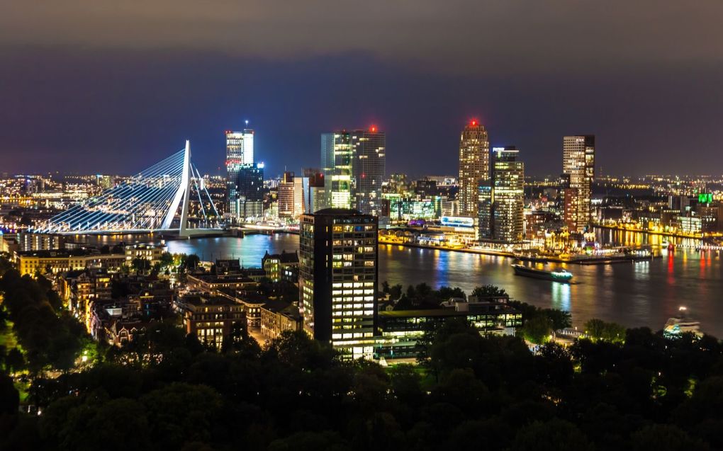 Rotterdam bij nacht. Stichting De Haven gaat ook in de Maasstad hulpverlenen.  beeld iStock