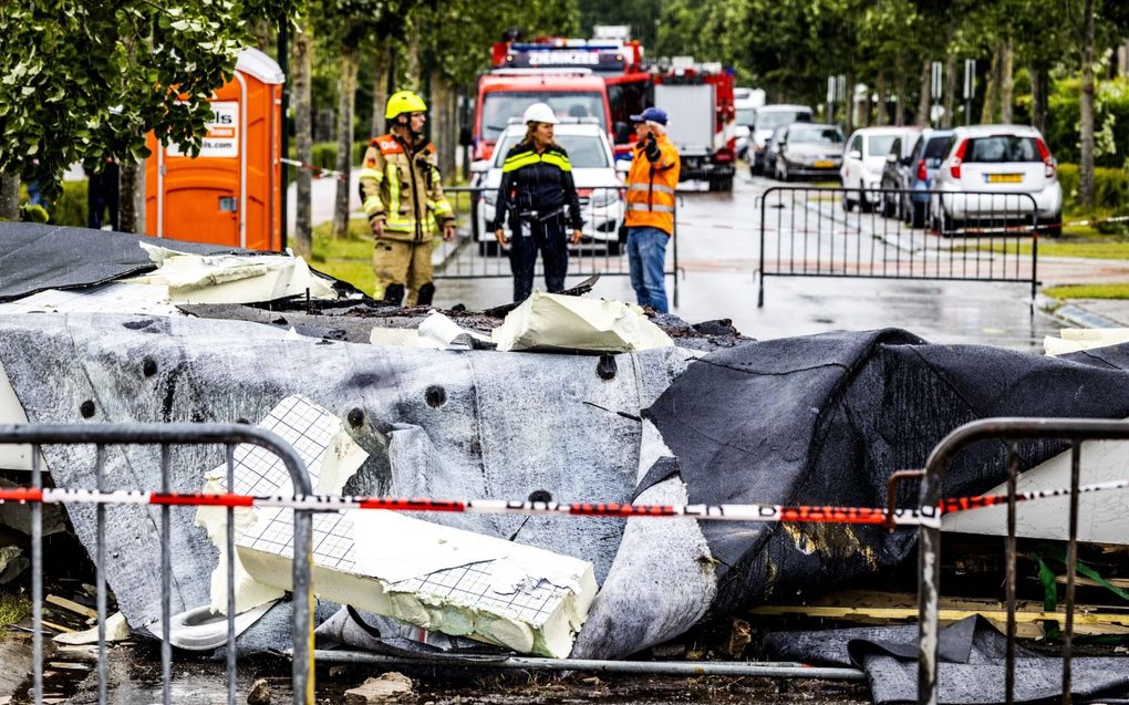 Geblokkeerde weg na de storm. beeld ANP, Jeffrey Groeneweg