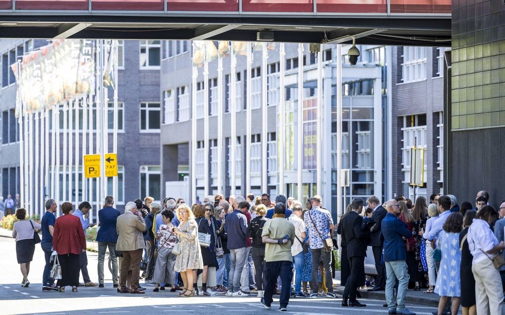 Omstanders bij de internationale kunstbeurs TEFAF waar een gewapende overval heeft plaatsgevonden. beeld ANP MARCEL VAN HOORN