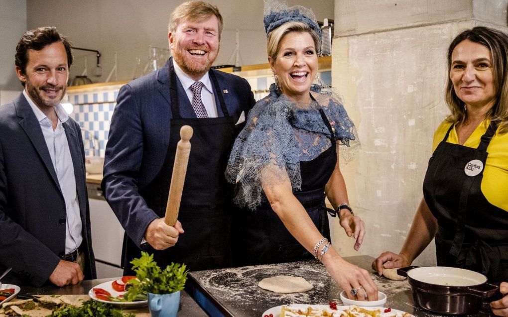 Koning Willem-Alexander en koningin Maxima staan in de keuken tijdens een bezoek aan het Kulturhaus Brofabrik op de tweede dag van hun driedaags staatsbezoek aan Oostenrijk. beeld ANP, Sem van der Wel