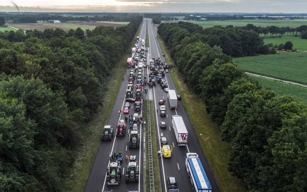 Boeren blokkeren een grensovergang naar Duitsland op de A37.  beeld ANP, Vincent Jannink