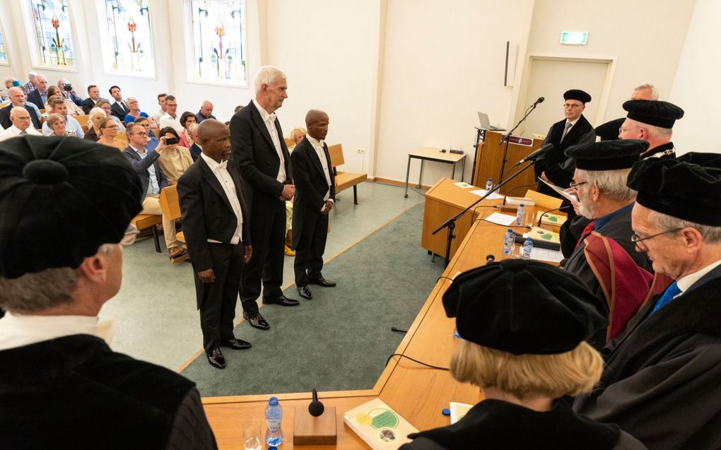 Bijbelvertaler Hessel Visser (63) promoveerde dinsdag aan de Theologische Universiteit Apeldoorn (TUA) op het vertalen van de Bijbel in het Naro. Zijn paranimfen zijn zogeheten San, afkomstig uit het zendingsgebied in Botswana. beeld RD, Anton Dommerholt