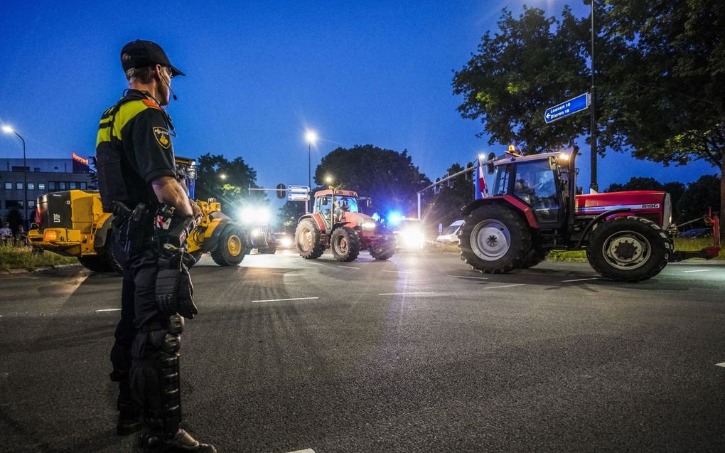 De politie trekt een duidelijke streep in Apeldoorn. Gezagsondermijnende boerenacties worden niet getoleerd.  beeld ANP, Jeroen Jumelet