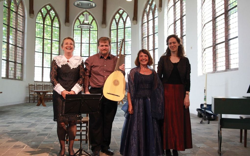 Medewerkers aan de productie van de Top 40 van de Gouden Eeuw bij de presentatie in Leiden (v.l.n.r.): dr. Olga van Marion, luitist Earl Christy, zangeres Margot Kalse en klavecinist Ilil Danin. beeld Peter van Oosterhout