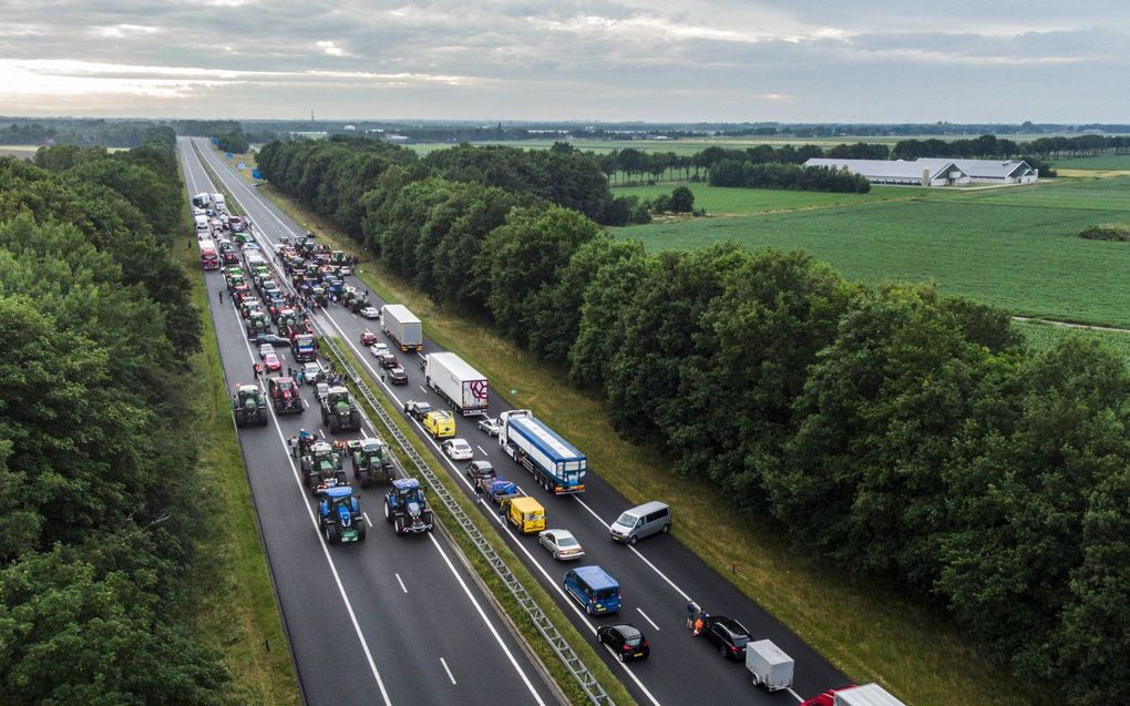 Een groep boeren blokkeerde maandag een grensovergang naar Duitsland op de A37. beeld ANP, Vincent Jannink