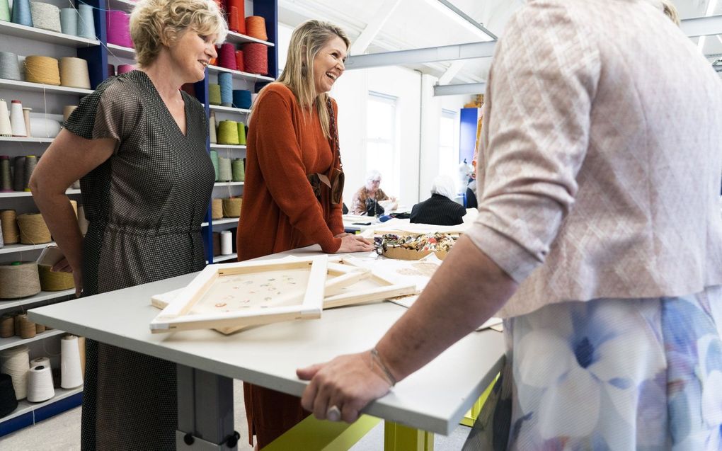 Koningin Maxima borduurt mee met de met handwerkwerkers van de groepen Pennywafelhuis uit Middelburg en Queer Needlework Circle uit Arnhem in het TextielMuseum. Koningin Maxima was hier aanwezig in het kader van een werkbezoek van het maakproces van de nieuwe gordijnen voor de Chinese Zaal van Paleis Huis ten Bosch. beeld ANP, Jeroen Jumelet