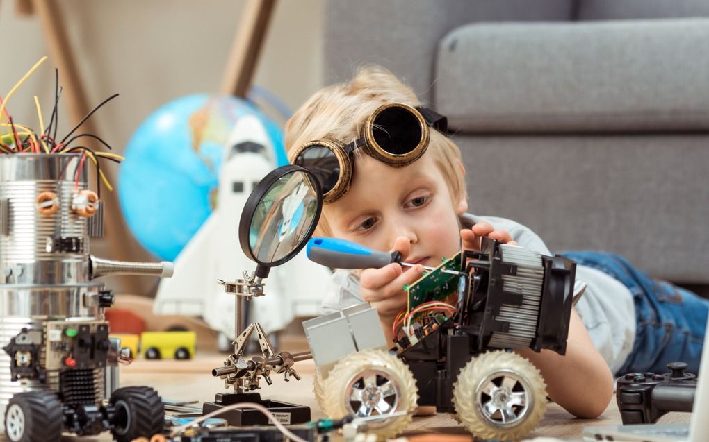 „Wil je als ouders zonder al te veel schade kinderen handig krijgen, geef ze dan gul defecte dingen en een eigen rommelplek.” beeld iStock