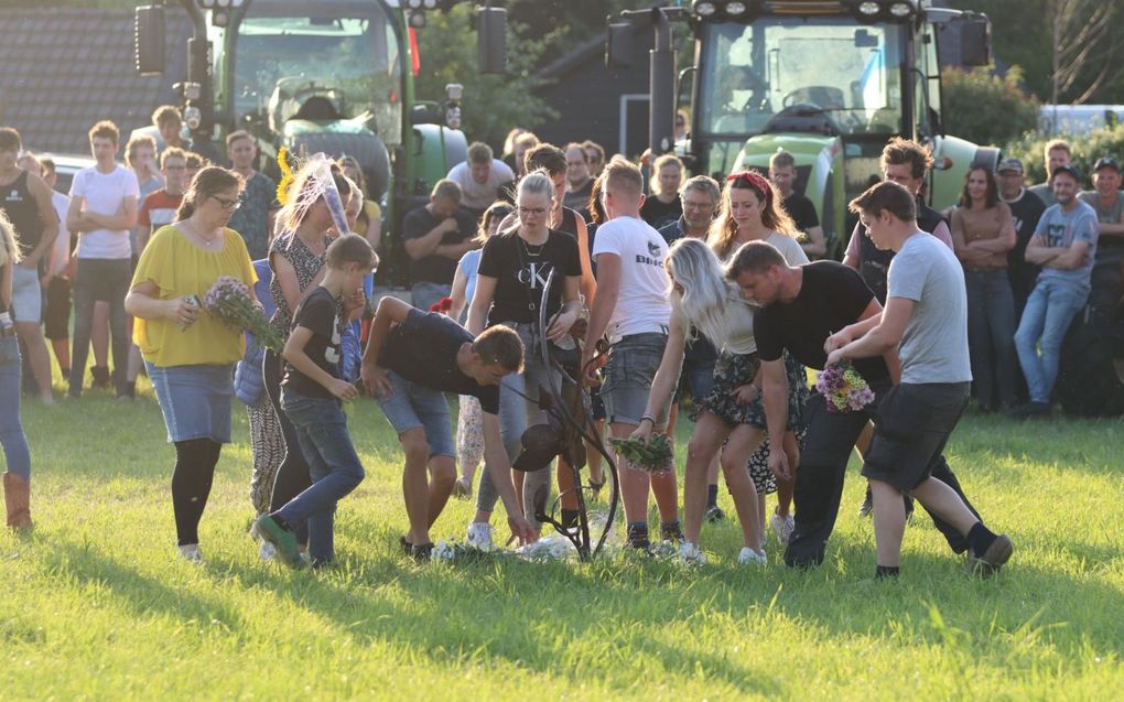 Boeren uit de Gelderse Vallei legden woensdagavond bloemen in een veld in Stroe en hielden een minuut stilte in acht voor collega’s die suïcide hebben gepleegd. beeld William Harthoorn